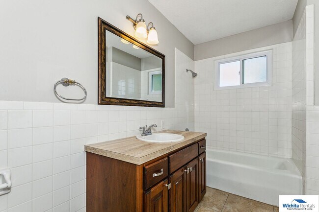 Building Photo - 3 bedroom 2 bath duplex - SE Wichita