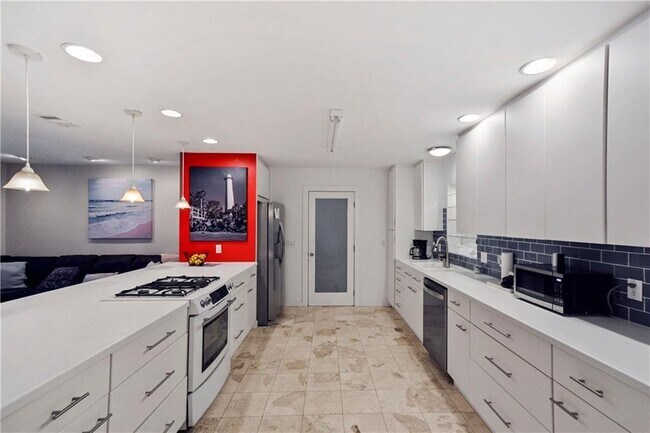 Building Photo - 900 Mallery St