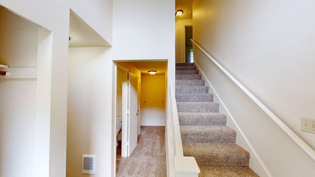 Building Photo - Charming Condo in the Heart of Oak Harbor!...