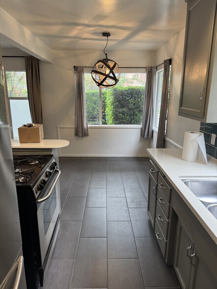 Building Photo - 809 N Las Palmas Ave