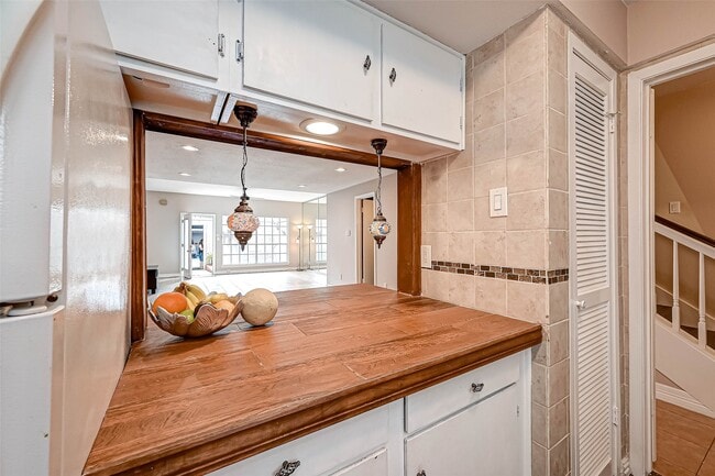 Building Photo - 2232 S Piney Point Rd