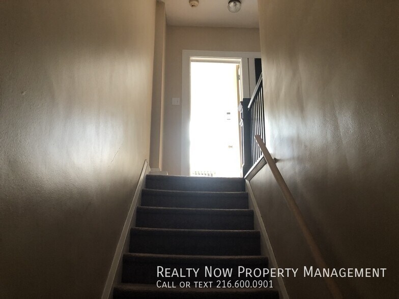 Building Photo - 1499 Maple Rd