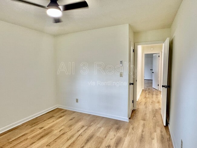 Building Photo - 713 Dubuque Dr