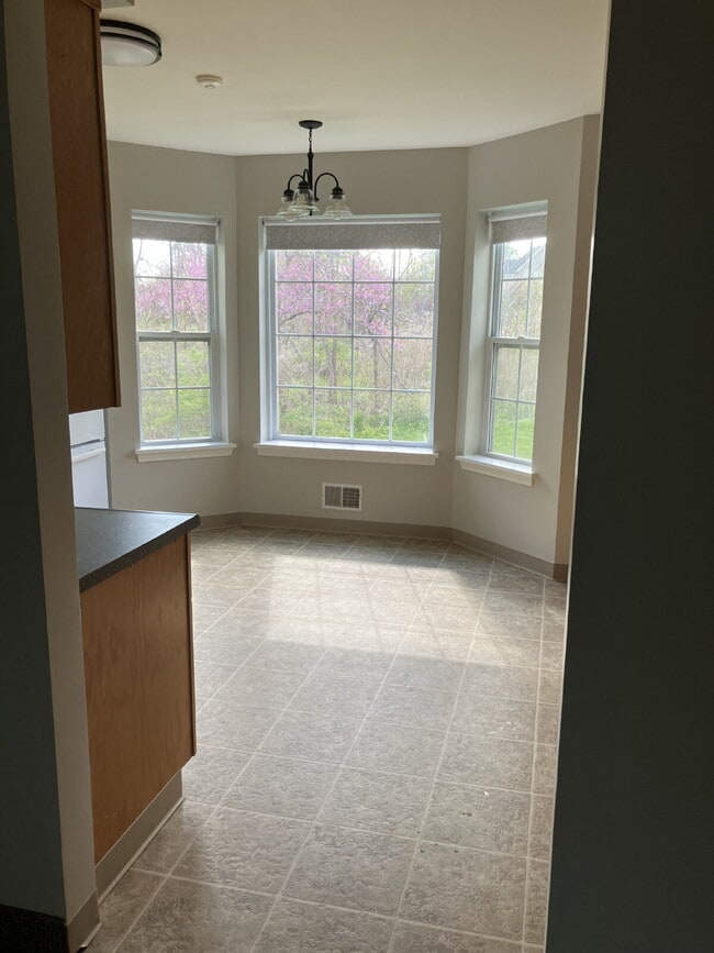 Building Photo - 2 Bedroom Townhome in Fairport Available October 1!