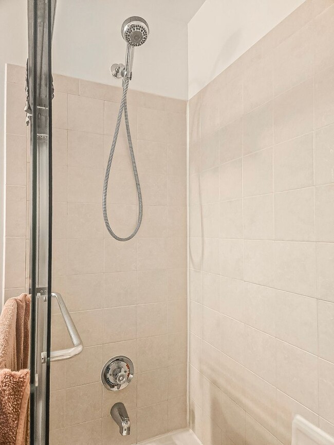 Building Photo - Modern and Sun-filled 1 Bed 1 Bath Condo I...