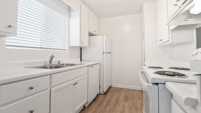 Building Photo - 2BR in El Cajon with Parking and Private Patio