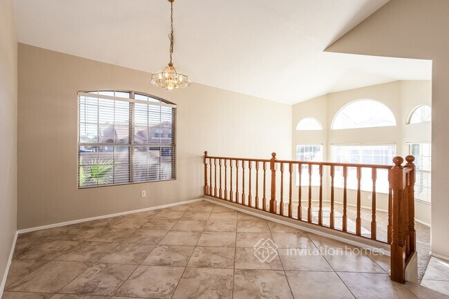 Building Photo - 2153 S Raven Cir