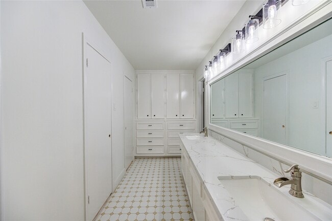 Building Photo - 5930 Miller Valley Dr