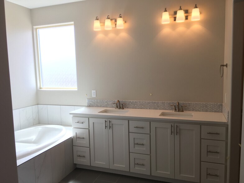 master bathroom (sorry mirrors weren't up yet...new home!) - 3952 S Saddleback Rd