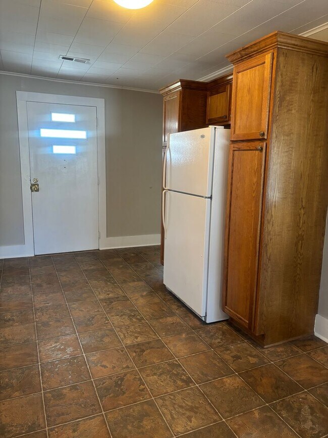 Building Photo - Single Family Home, 2 bed/1 bath $1,200 One-Story