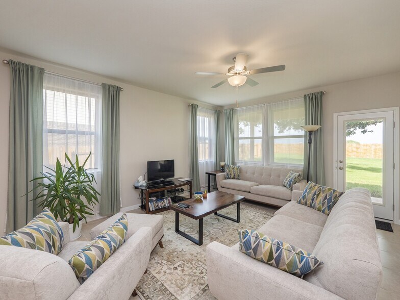 Building Photo - 120 Serpens St