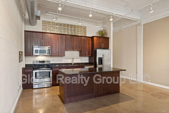 Building Photo - 1339 S Flores St