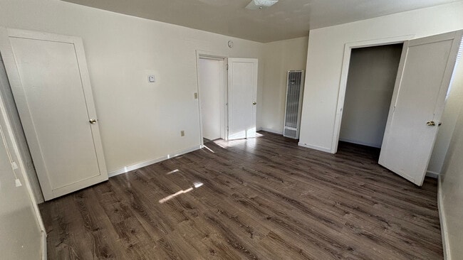 Building Photo - 562 Van Buren St