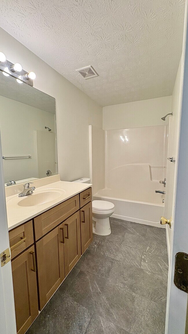 Building Photo - Town Home - 3 Beds - 3 Baths