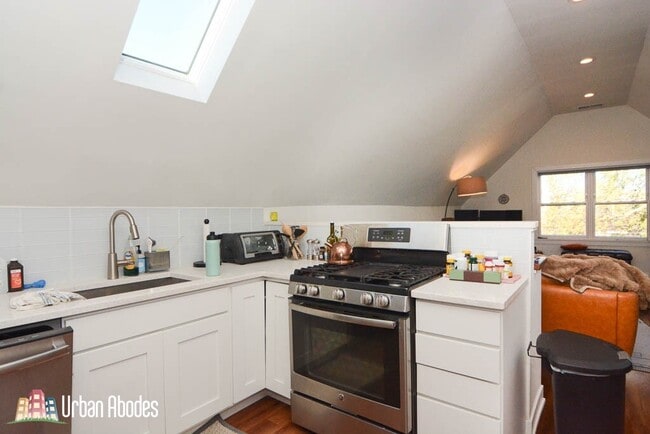 Building Photo - 3031 N Hamlin Ave