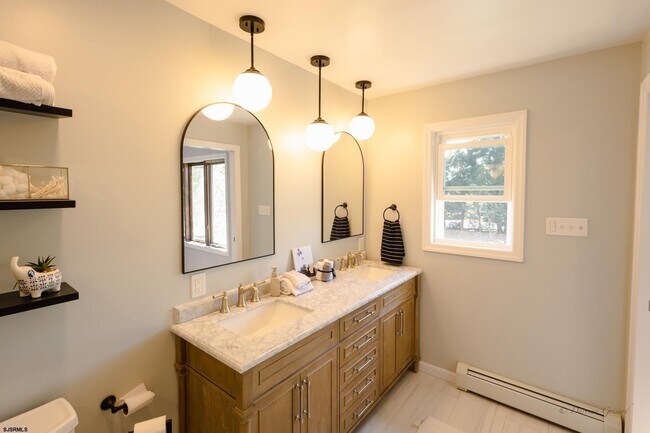 Building Photo - 5143 Venice Ave