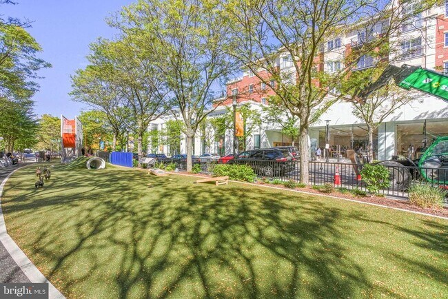 Building Photo - 1220 N Fillmore St