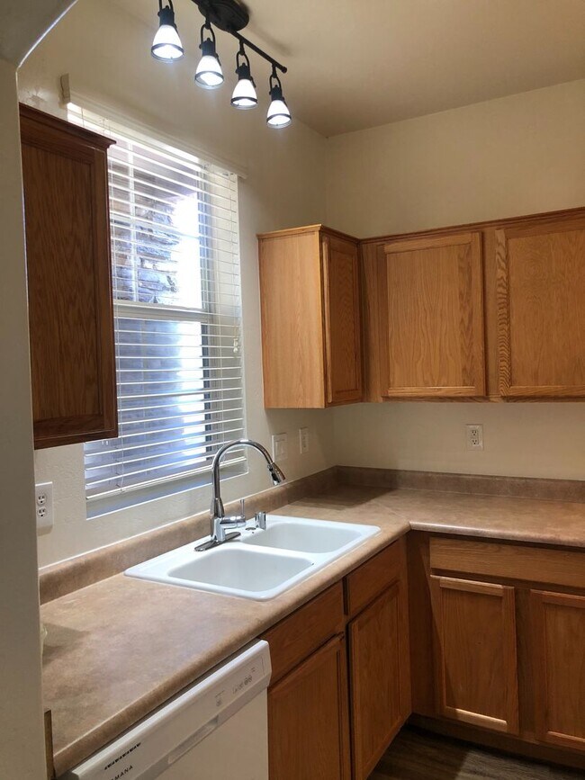 Building Photo - 3 bedroom 2.5 bath home - 2 car garage - S...