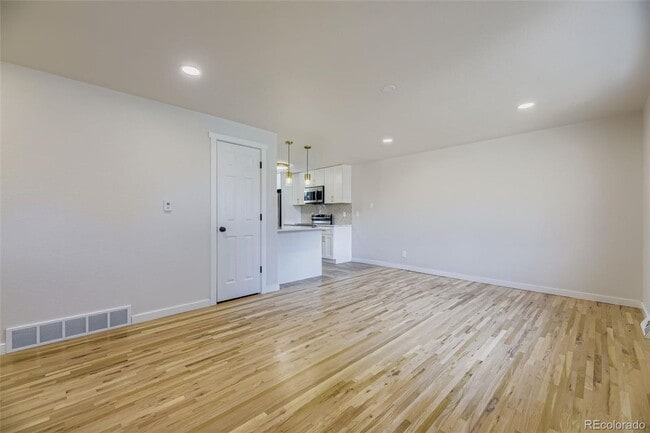Building Photo - Newly Renovated 3 bed, 1 bath in Englewood (Top Unit)