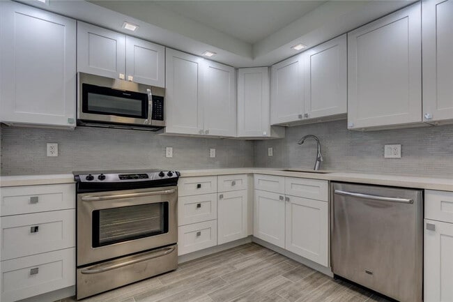 Building Photo - 625 Oaks Dr