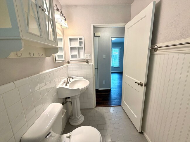 Building Photo - Beautifully Updated Home in Amazing Alamo Heights Area!