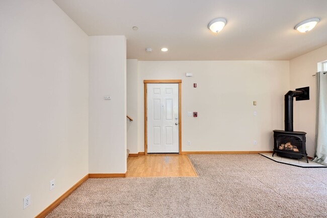 Building Photo - August Rent 50% Off  - Courtyards Condominium unit in Town