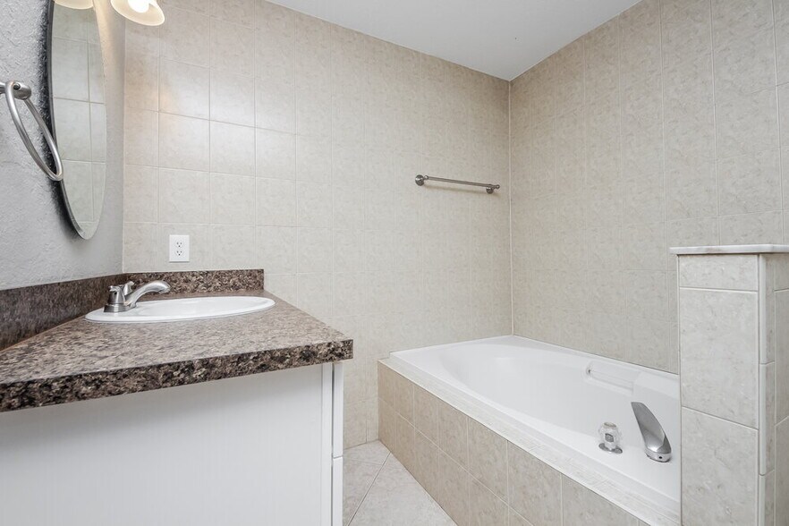 Building Photo - 850 Blanc Ct