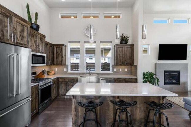 Building Photo - Beautiful Mid-Century Modern Home with lot...