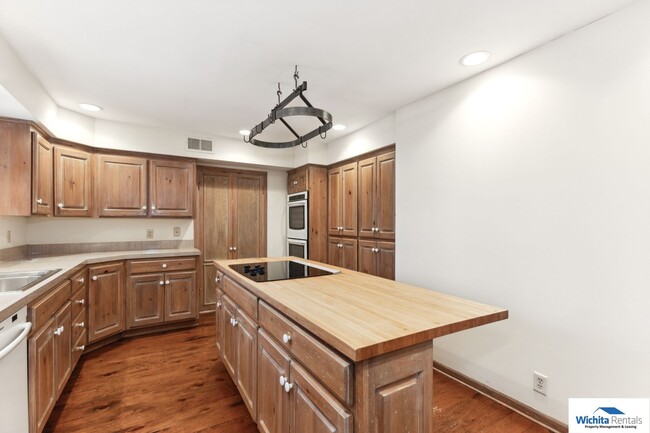 Building Photo - Beautiful 2,961 Sqft home in a Great Neighborhood!!