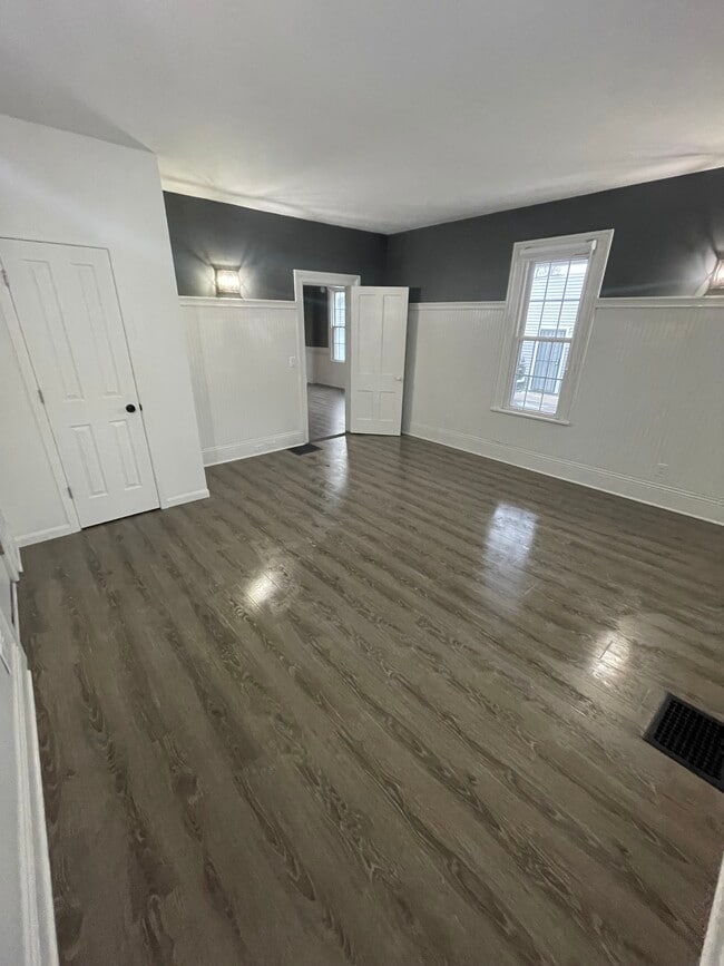 Building Photo - 588 Elma St