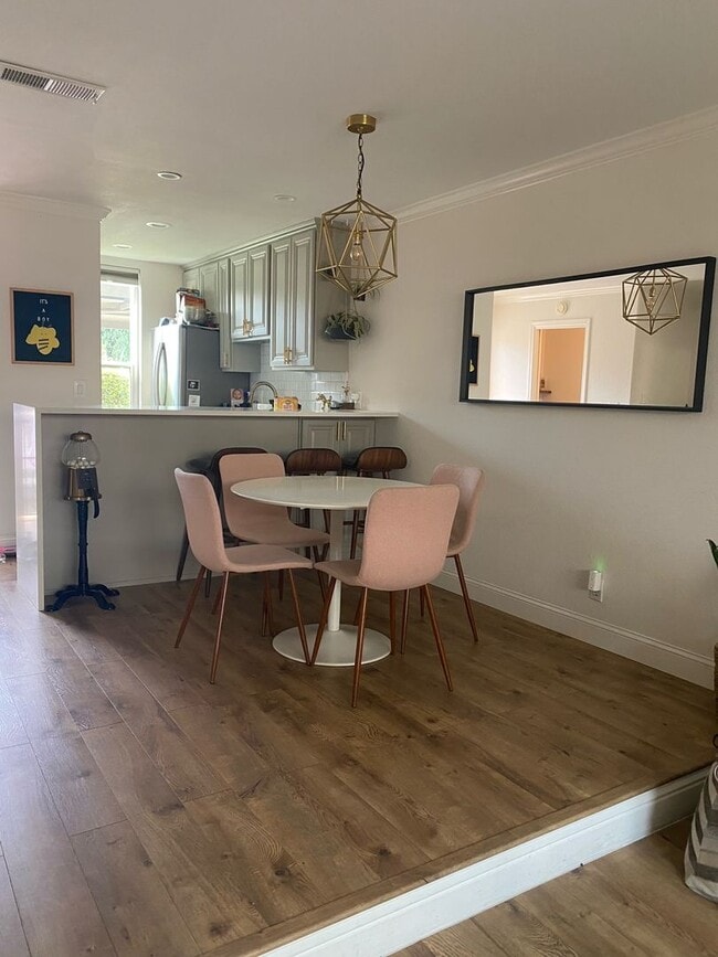 Building Photo - BACK ON MARKET!! Spacious Townhome in Grea...