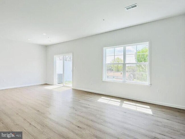Building Photo - 7847 Oakbrook Dr