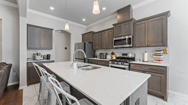Building Photo - Spacious 4-Bedroom Gem