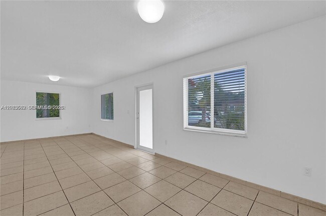 Building Photo - 2747 SW 17th St