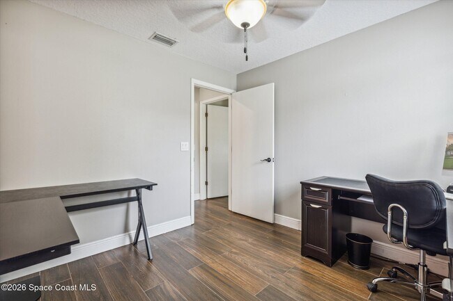 Building Photo - 2532 Kingsmill Ave