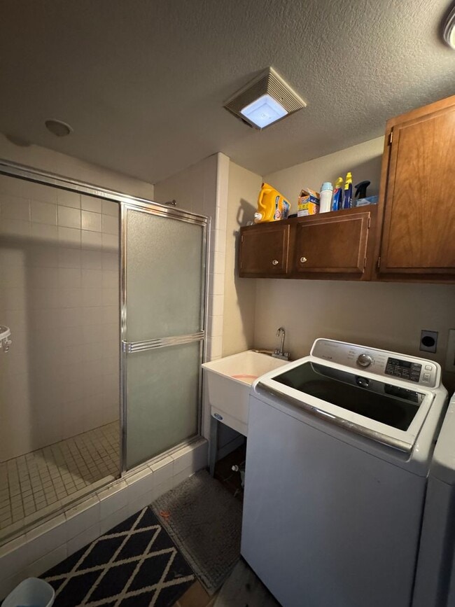 Building Photo - Beautiful 3 bedroom West Side Home!