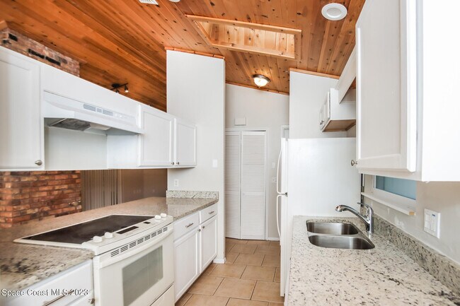 Building Photo - 524 Commodore Ave NW