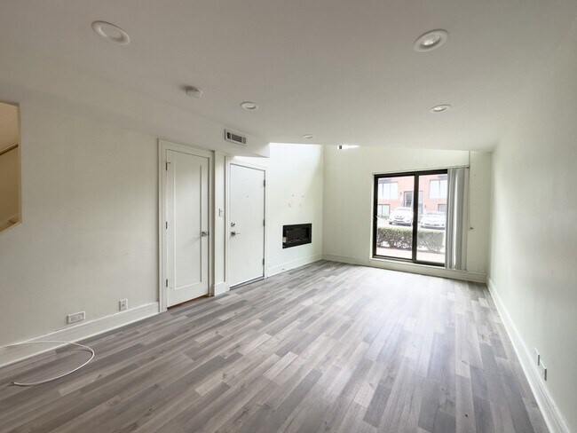 Building Photo - 949 W Grace St