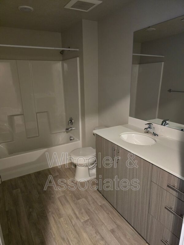 Building Photo - 154 7th St