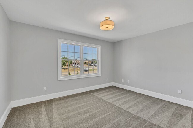 Building Photo - Luxury 4BR Home with River Views & Entertainer’s Bonus Room