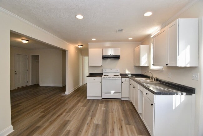 Building Photo - Recently Renovated 3 Bedroom House - Section 8 Welcome