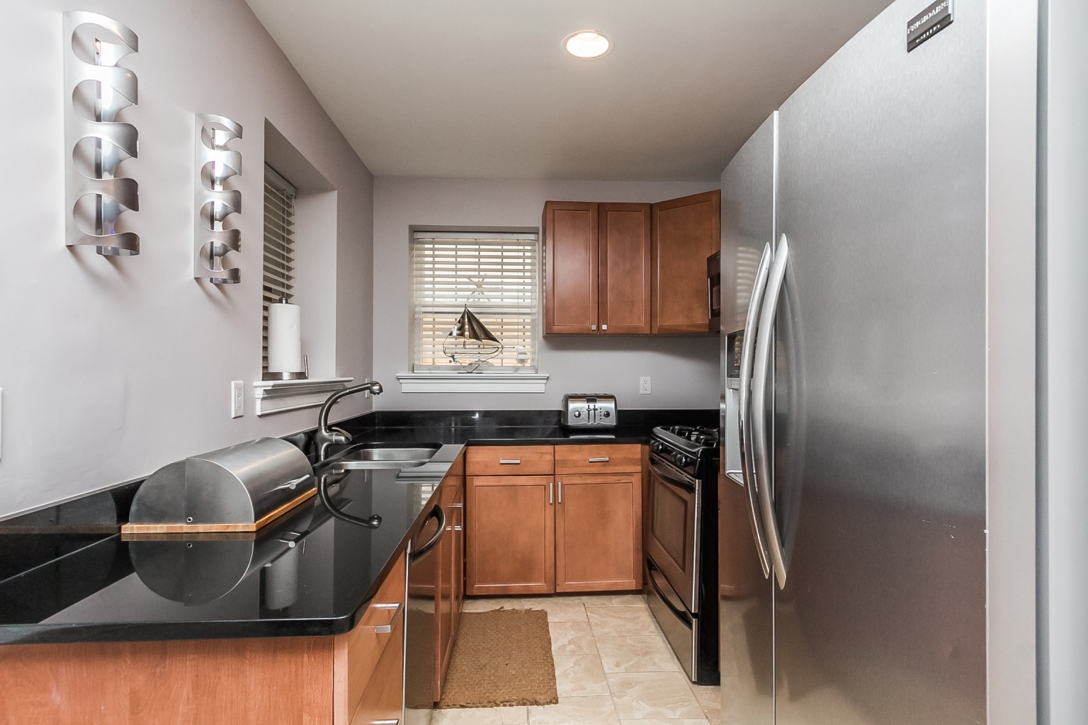 Building Photo - 736 Light St