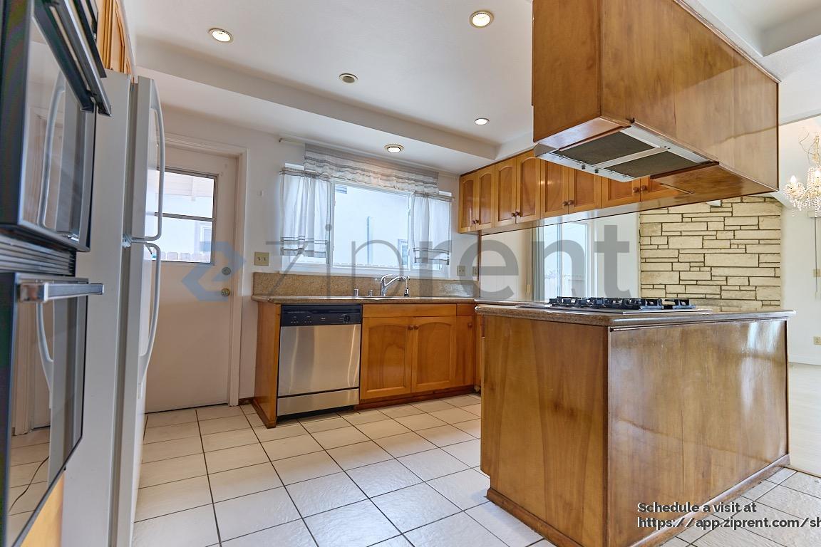 Building Photo - 630 La Presa Dr