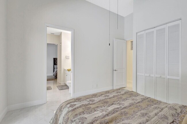 Building Photo - 10891 Fairmont Village Dr