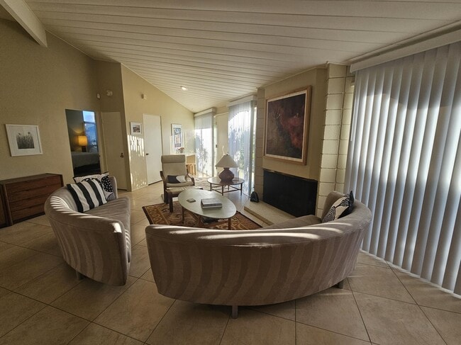 Building Photo - 37800 Da Vall Dr