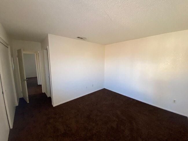 Building Photo - Addorable 2 BD 1 BA SW Apt with Coin opera...