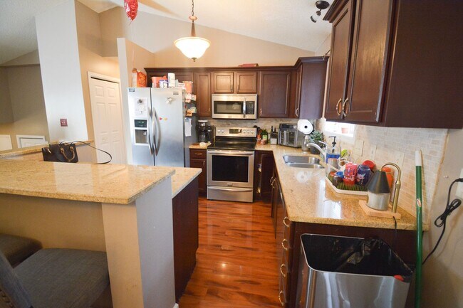 Building Photo - Spacious 4 bed 2 bath House For Rent