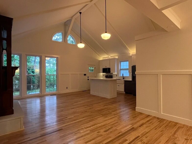 Building Photo - 1300 E 1st St