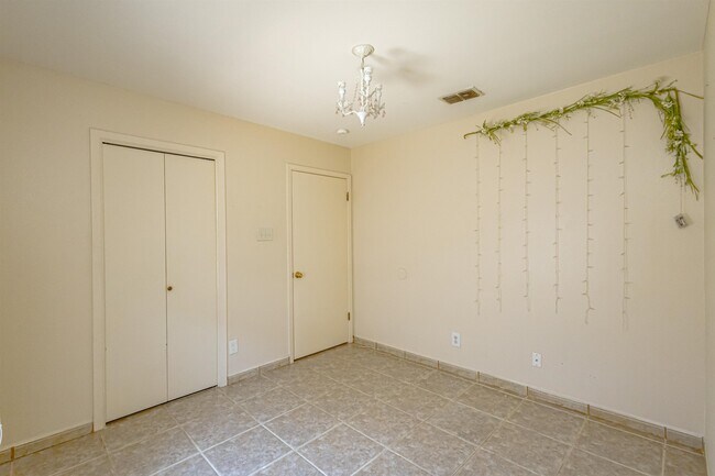Building Photo - 1416 Rd Runner Loop