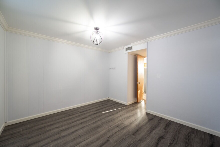 Building Photo - 85 Meadowdew Ln